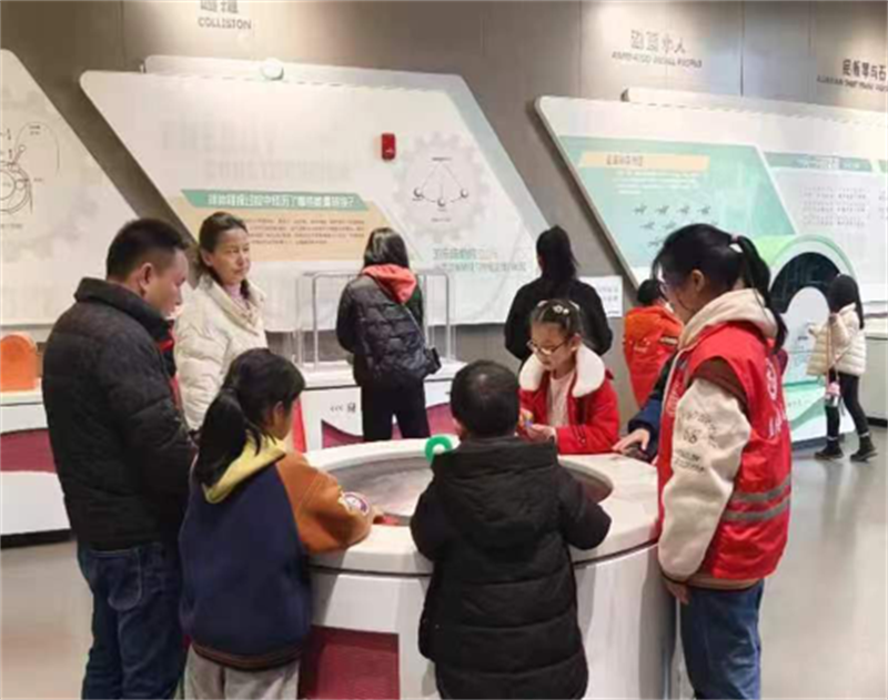 三月和风暖大地  莘莘学子学雷锋