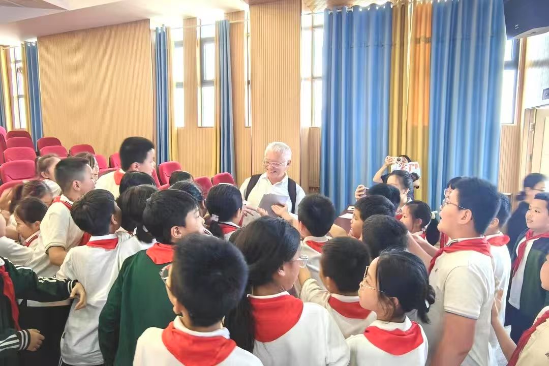 点燃科技教育新火花——全国知名植物学专家林祁教授走进益阳市箴龙学校