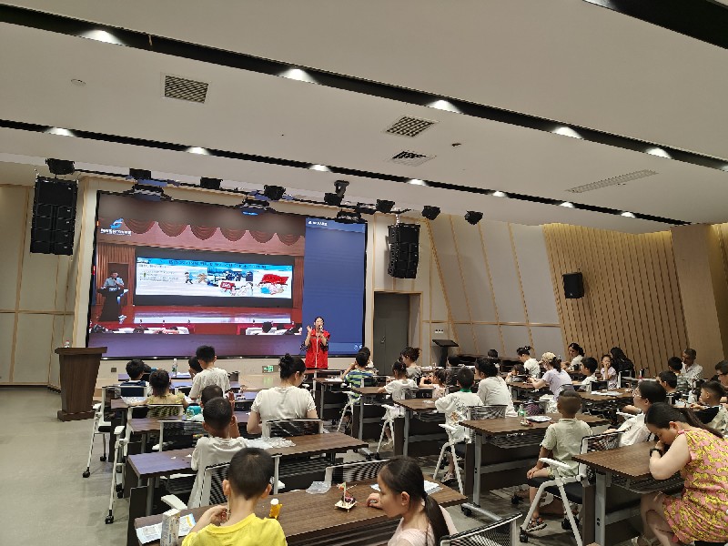 科技馆里的智能驾驶与红绿灯手工课的奇妙之旅