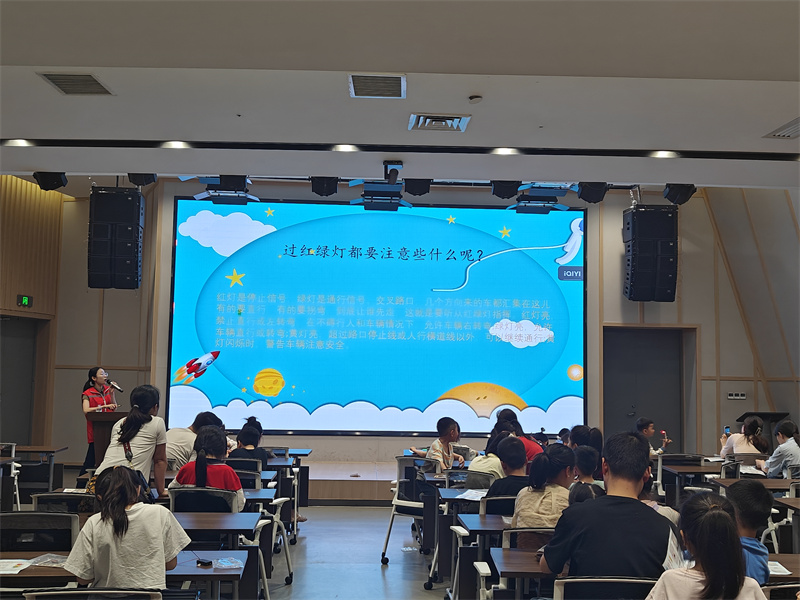 巧手制作红绿灯 文明交通记心间