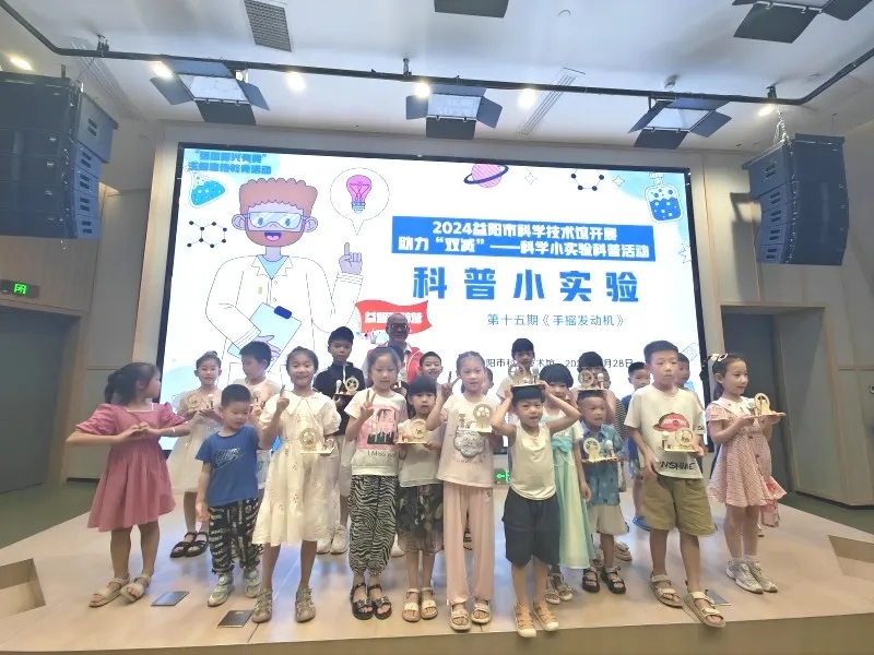 手摇发电机科普课堂，点亮科学之光